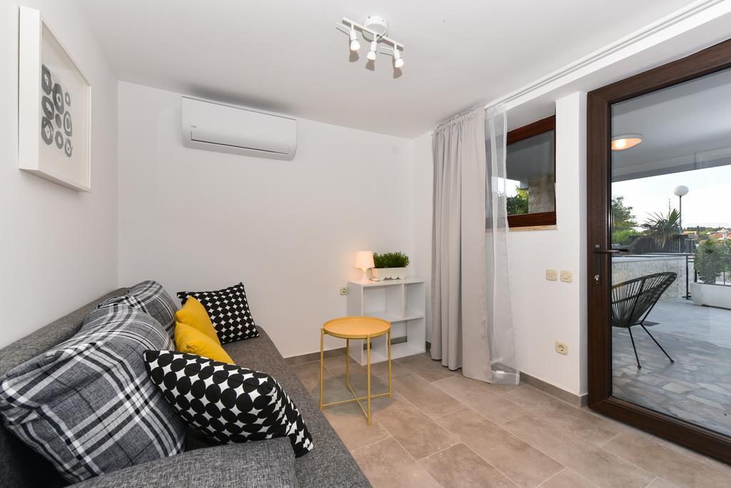 Mediterraneo Garden Apartments Petrcane Bagian luar foto