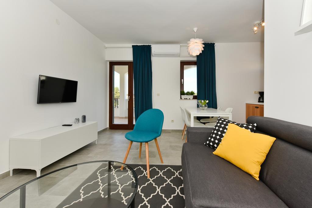 Mediterraneo Garden Apartments Petrcane Bagian luar foto